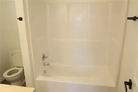 Bath - 504 Ewalt Ave, Springdale, AR 72764 photo 4 of 5
