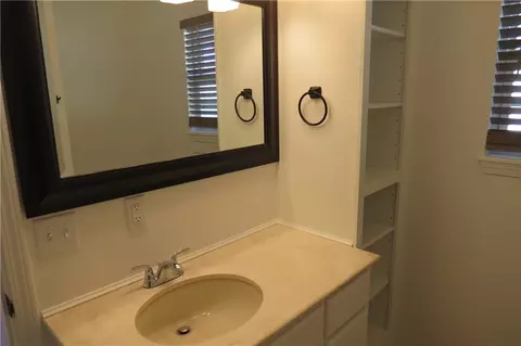 Bath - 504 Ewalt Ave, Springdale, AR 72764 photo 5 of 5