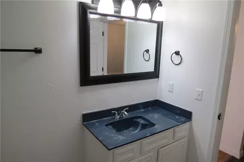 Bath - 504 Ewalt Ave, Springdale, AR 72764 photo 2 of 5
