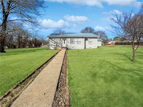206 Boston St, Gravette, AR 72736