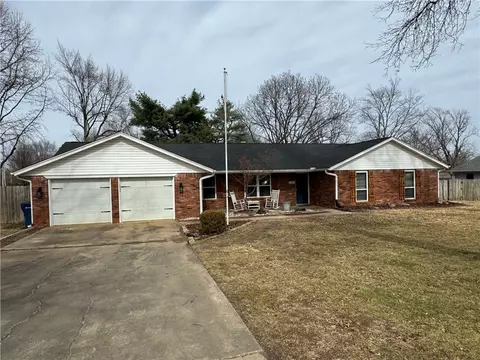 2401 W Jefferson St, Siloam Springs, AR 72761