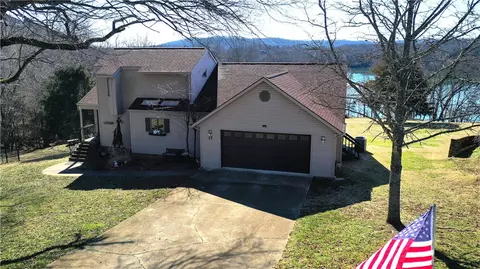 17 Lakeside Dr, Holiday Island, AR 72631
