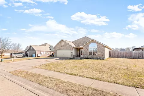 Exterior - 504 Willow St, Gentry, AR 72734 photo 5 of 14