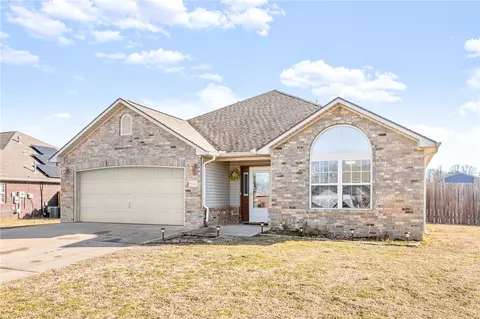 Exterior - 504 Willow St, Gentry, AR 72734 photo 6 of 14