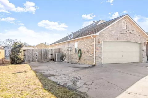 Exterior - 504 Willow St, Gentry, AR 72734 photo 7 of 14