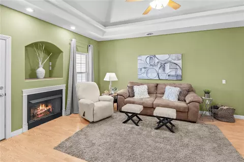 Living - 504 Willow St, Gentry, AR 72734 photo 2 of 3