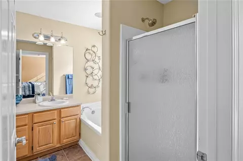 Bath - 504 Willow St, Gentry, AR 72734 photo 2 of 3
