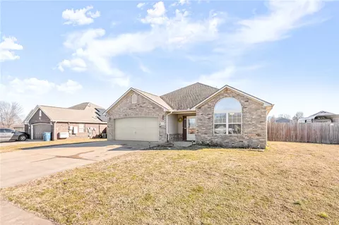 Exterior - 504 Willow St, Gentry, AR 72734 photo 4 of 14