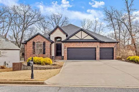 6 Edgewater Ln, Bentonville, AR 72712