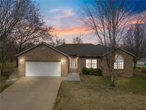 2 Hudson Ln, Bella Vista, AR 72715