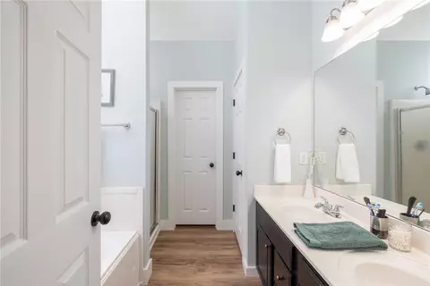 Bath - 560 Tyler St, Centerton, AR 72719 photo 3 of 4