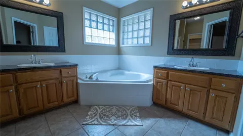 Bath - 6108 Sandy Parker Ct, Fort Smith, AR 72916 photo 1 of 6