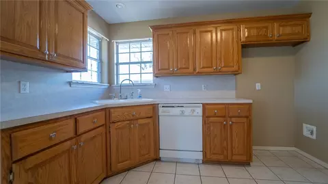 Kitchen - 6108 Sandy Parker Ct, Fort Smith, AR 72916 photo 2 of 3