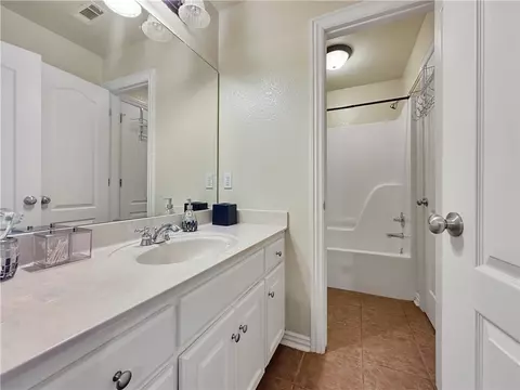 Bath - 3827 Pasofino Loop, Springdale, AR 72764 photo 4 of 5
