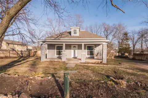 108 4th Ave, Gravette, AR 72736