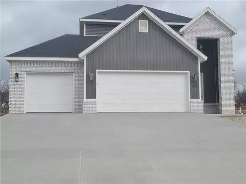 852 E Buchanan St, Prairie Grove, AR 72753