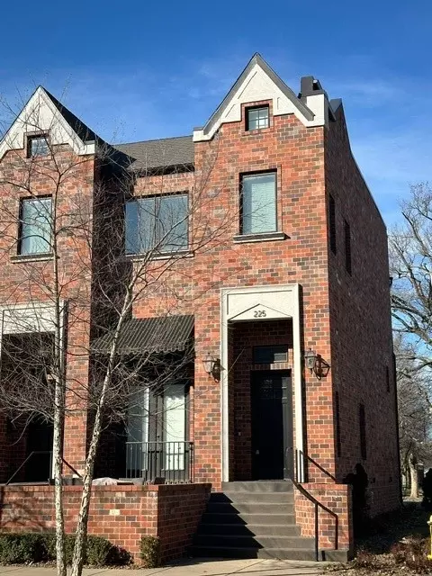 225 NW A St, Bentonville, AR 72712