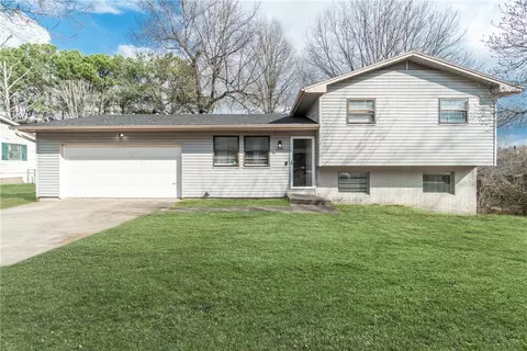 2224 Mockingbird Ln, Fayetteville, AR 72703