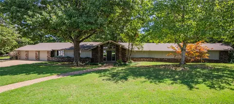 330 E Fairway Ln, Fayetteville, AR 72701