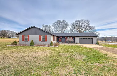 1253 Apple Blossom Ln, Springdale, AR 72762