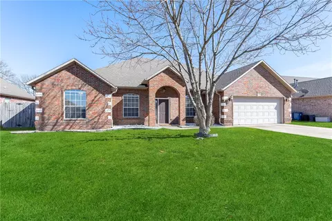 2002 Pinoak Ave, Bentonville, AR 72712