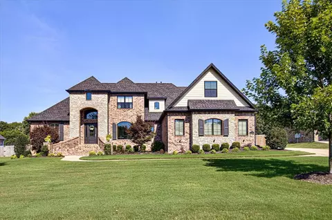 3016 N Chapel View Dr, Fayetteville, AR 72703