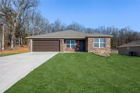 488 Cooper St, Huntsville, AR 72740