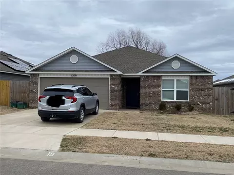 1200 S Nighthawk Ln, Fayetteville, AR 72701