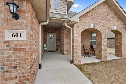 Exterior - 601 Melrose Pl, Bentonville, AR 72712 photo 5 of 7