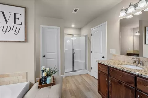 Bath - 601 Melrose Pl, Bentonville, AR 72712 photo 2 of 4
