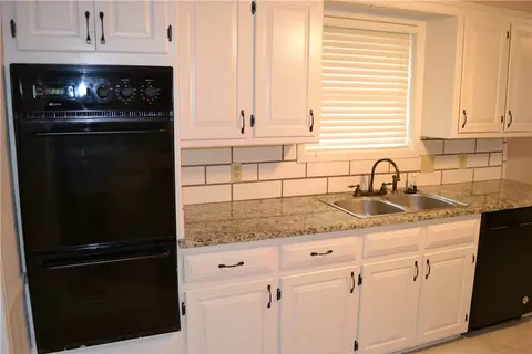 Kitchen - 2609 Roxbury Ln, Fort Smith, AR 72908 photo 3 of 5