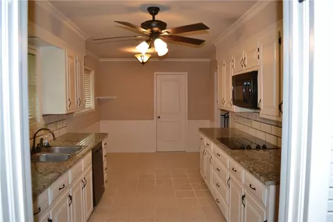 Kitchen - 2609 Roxbury Ln, Fort Smith, AR 72908 photo 2 of 5