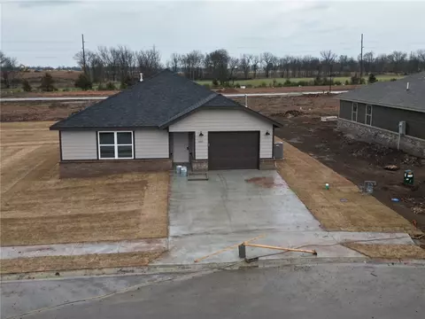 1102 Center Ct Cir, Grove, OK 74344