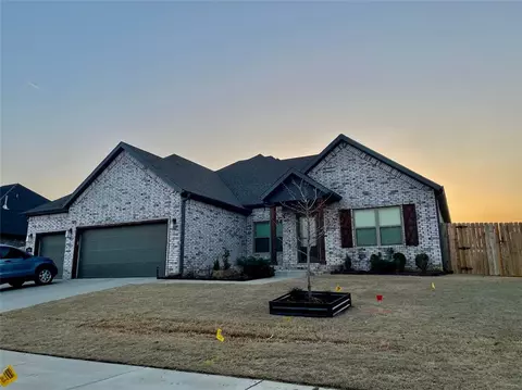 701 Maplewood Dr, Centerton, AR 72719