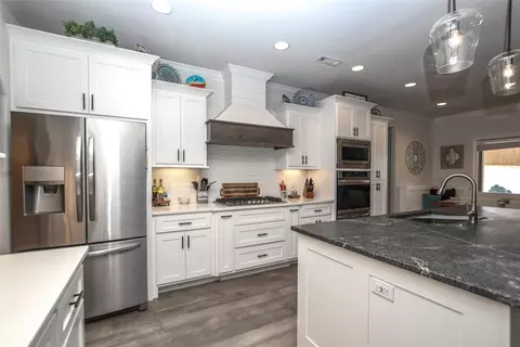 Kitchen - 1005 Red Oak Loop, Elm Springs, AR 72728 photo 3 of 8