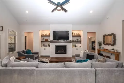 Living - 1005 Red Oak Loop, Elm Springs, AR 72728 photo 4 of 7