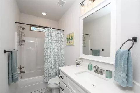 Bath - 1005 Red Oak Loop, Elm Springs, AR 72728 photo 7 of 8