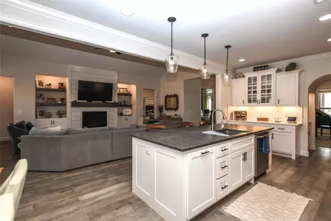 Kitchen - 1005 Red Oak Loop, Elm Springs, AR 72728 photo 2 of 8