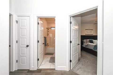 Bath - 1005 Red Oak Loop, Elm Springs, AR 72728 photo 6 of 8