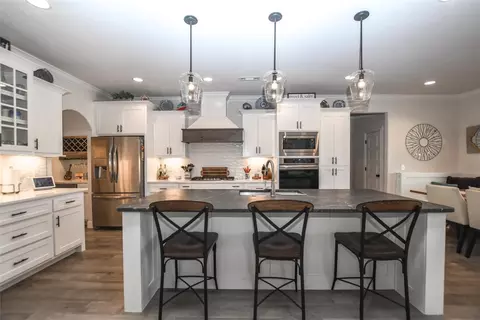 Kitchen - 1005 Red Oak Loop, Elm Springs, AR 72728 photo 4 of 8