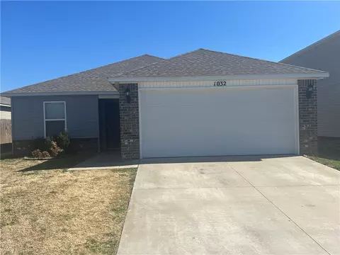 1032 S Jaybird Ln, Fayetteville, AR 72701
