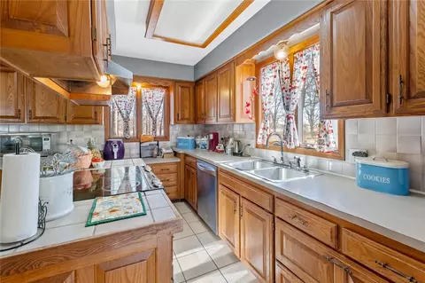 Kitchen - 10585 Keller Rd, Centerton, AR 72719 photo 3 of 4
