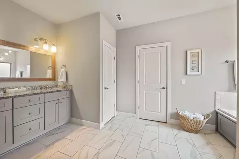 Bath - 4604 W Buckeye Dr, Rogers, AR 72758 photo 3 of 4