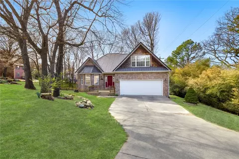 1081 N Valley View Dr, Fayetteville, AR 72701