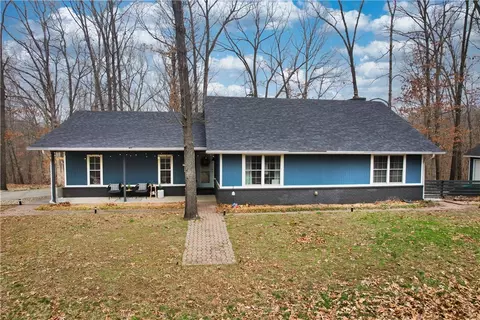 2 Standish Ln, Bella Vista, AR 72715
