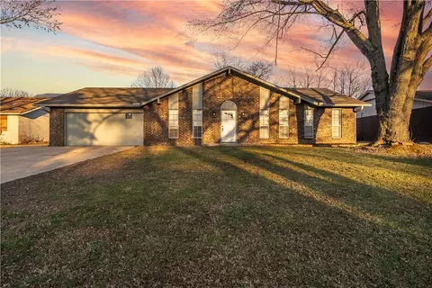 1613 16th St, Rogers, AR 72758