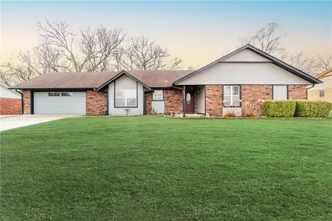 2910 W Beechwood Dr, Rogers, AR 72756