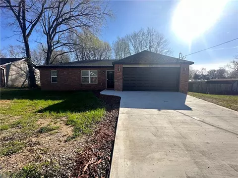 504 SW Second Ave, Gravette, AR 72736