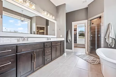 Bath - 19369 Neills Bluff Rd, Springdale, AR 72764 photo 1 of 5