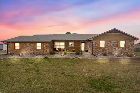 1325 W Pickens Rd, Pea Ridge, AR 72751